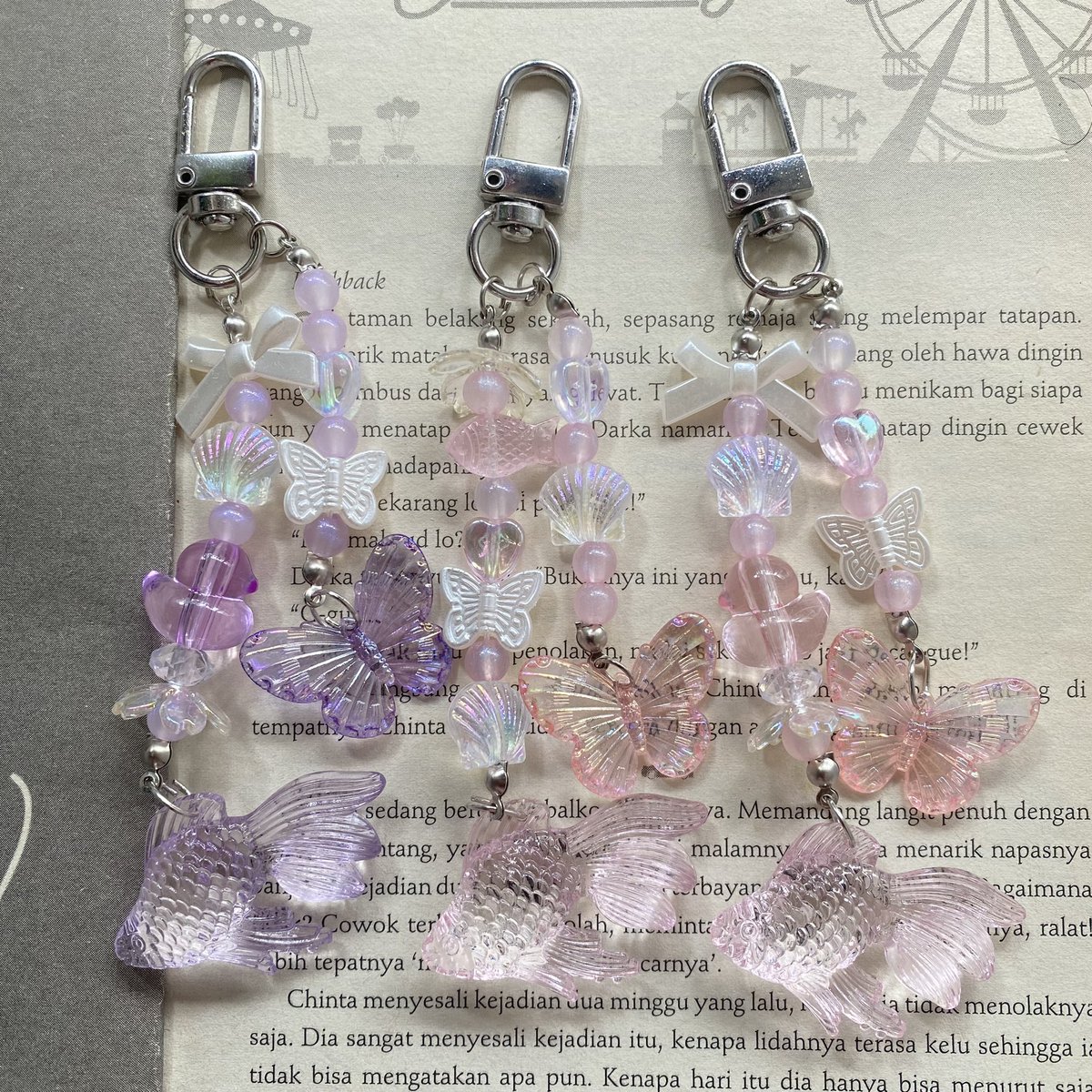 vvnterbeads's tweet photo. Hello Everyone!!💓
Aku mau up barang barang sisaan dari event ku kemarin, semoga kalian banyak yang berminat ya🥰

Ada Keychain, Kalung, Gelang, dan Strap phone juga, yukkk check thread ini

Bisa CO di oren &amp; COD🥰
Link toko: https://t.co/Cr5FXm3CrR

Dom: Depok https://t.co/aH5cvhwtMQ