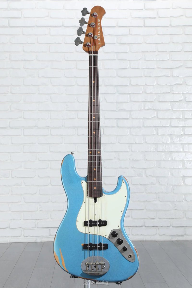 magentaOOC's tweet photo. Someone got a new bass 🔥
It's a Lakland USA Classic 44-60 Aged Bass Guitar - Lake Placid Blue.
And it looks like the 5-string atelierZ is now hers.
#qwer #큐더블유이알 #큐떱
#마젠타 #magenta https://t.co/ESH5ZyQkKc