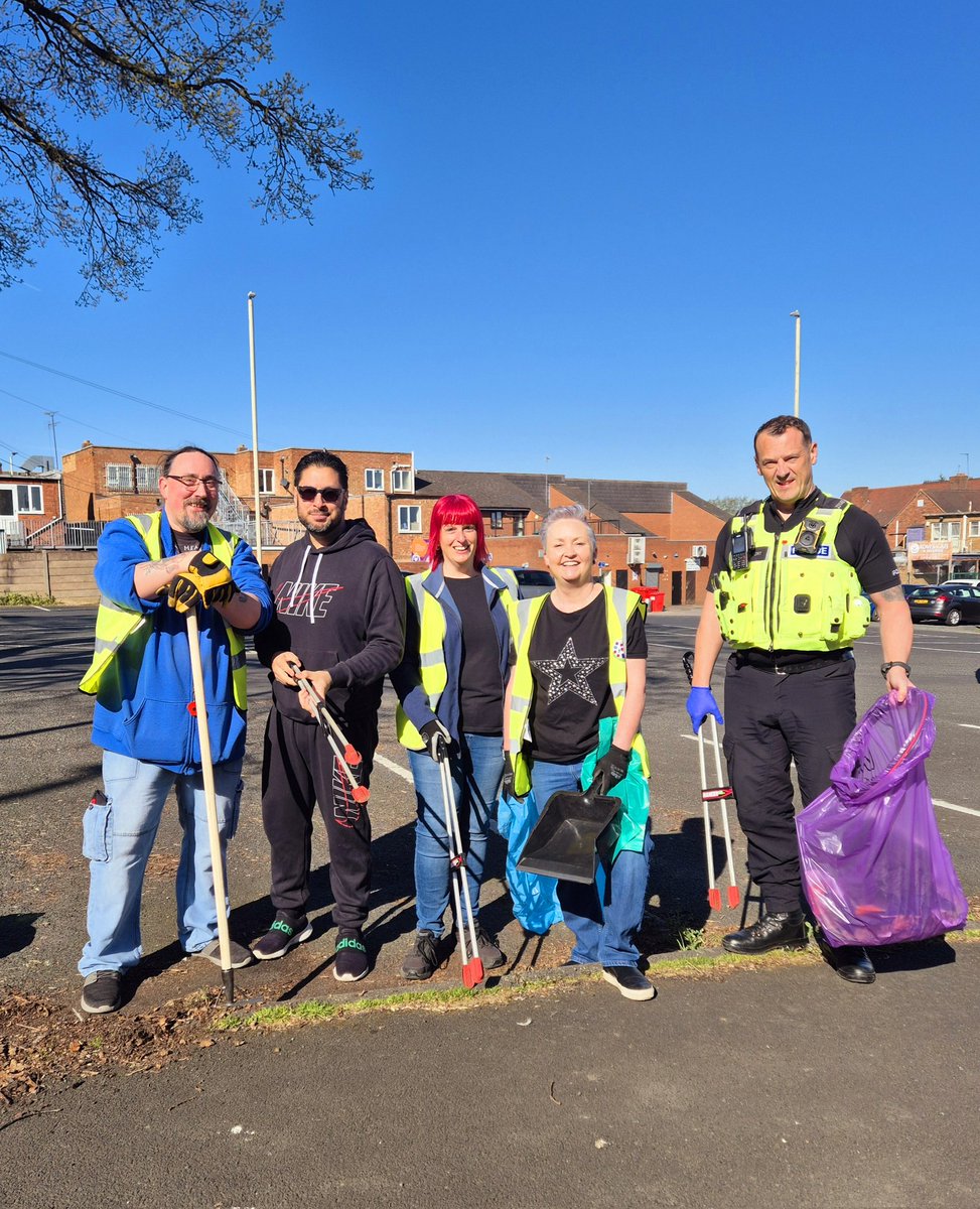 shazsaleem01's tweet photo. An incredible morning as dozens of community champions joined us on Community Action Day.

Huge thank you to all our incredible volunteers and our special guests, including PC Lee Gilbert from the @BrierleyHillWMP team.
#OneCommunity https://t.co/OqqbgOrZnB