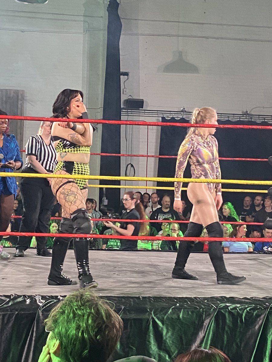 Davesewell04's tweet photo. Prematch pics Lu Wave @_lucialee #AlunaBlue @ProWrestlingEVE https://t.co/VkZRtF83NL