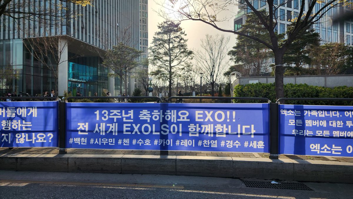 reyhyunee's tweet photo. اری ها بنر نصب کردن 🥹😭😭😭

You can’t silence us. You can’t erase CBXL from EXO @SMTOWNGLOBAL 

WE ARE ONE WITH EXO.

#EXO_is_NINE #CBXL_is_EXO
#CBXL와함께하는엑소
@weareoneEXO https://t.co/65aEYsJtKX
