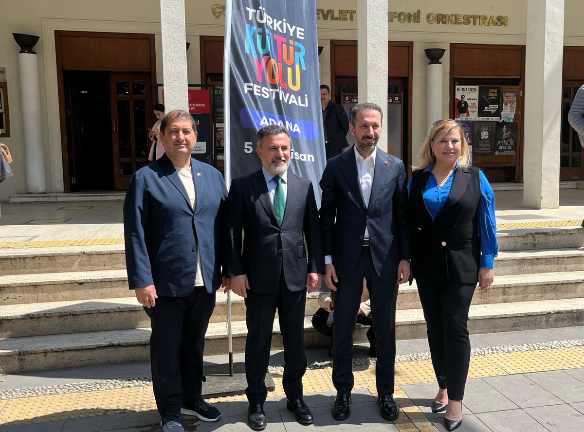 Adana Kültür Yolu Festivali kapsamında, 15 Filistinli sanatçının eserlerinden oluşan “Hâlâ Yaşıyorum” sergisini AK Parti İl Başkanı Sayın Tamer Dağlı ile birlikte ziyaret ettik ve küratör Samed Karagöz’den eserlerin hikâyesini dinledik.

Filistin’in direnişi, insanlığın onurudur.