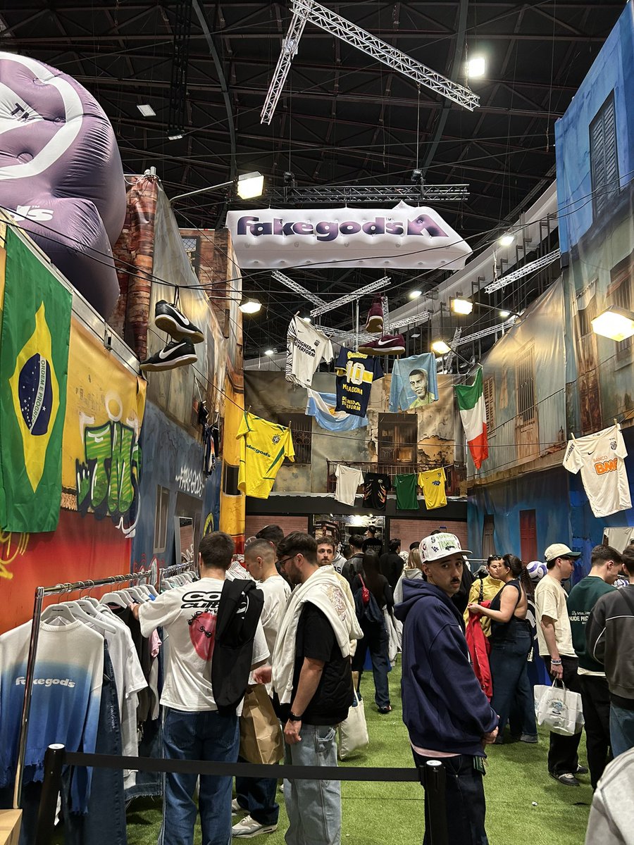 Que pasada el stand de Fake Gods en el Scrapworld