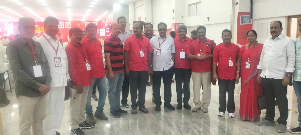 26 సంవత్సరాలుగా రాజకీయంగా శ్రీకాంత్ అన్నతో ప్రయాణం..ఎన్నో ఉద్యమాలు, పోరాటాలు, ఆందోళనలు, కేసులు..ఆ కుటుంబం అనుబంధం...
జోహార్ శ్రీకాంత్ అన్న... నీ అడుగు జాడల్లో నడుస్తాము అన్నా..
💪💪💪💪

(అన్నతో ఆఖరి ఫోటో... మదురై)