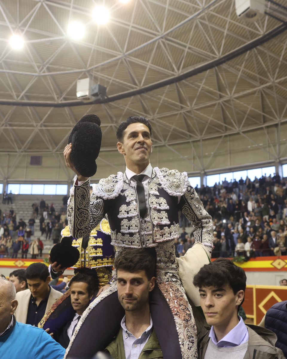 Puerta Grande ayer de Talavante en Moralzarzal tras cortar tres orejas