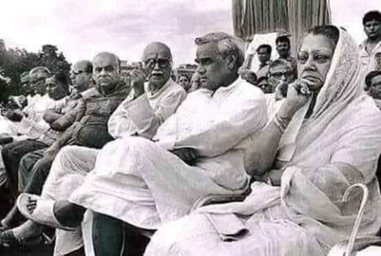samajikkamal's tweet photo. कुछ चित्र कहते बीते दिनों की कहानी 
समय त्याग तप और संघर्ष की रवानी 
रक्त स्वेद से भरा इस कहानी का कथानक राष्ट्र को वैभव पर पहुँचाने निकली थी जवानी 
भारत की जनता के लिए समर्पित संकल्पित दल और विश्वपटल पर छा रहाहै कमल 
स्थापना दिवस पर हार्दिक बधाई 
@narendramodi 
@KapilMishra_IND https://t.co/LxIAZnjo0A