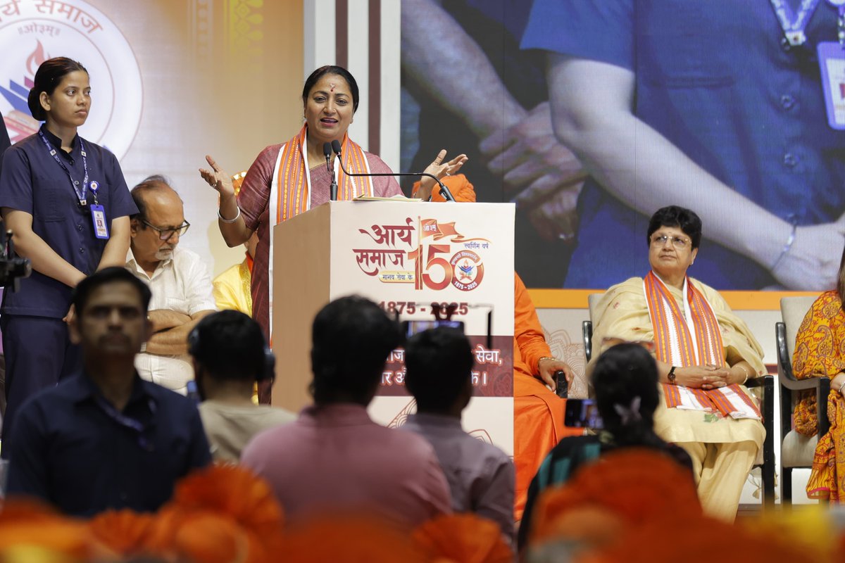 आज तालकटोरा स्टेडियम में आर्य समाज के 150वें स्थापना वर्ष शुभारंभ समारोह में सम्मलित होकर महर्षि दयानंद सरस्वती जी को नमन किया।

उन्होंने न केवल समाज को अंधविश्वास और कुरीतियों से मुक्त करने का कार्य किया, बल्कि वैदिक मूल्यों की पुनर्स्थापना कर एक जागरूक और आत्मनिर्भर राष्ट्र का