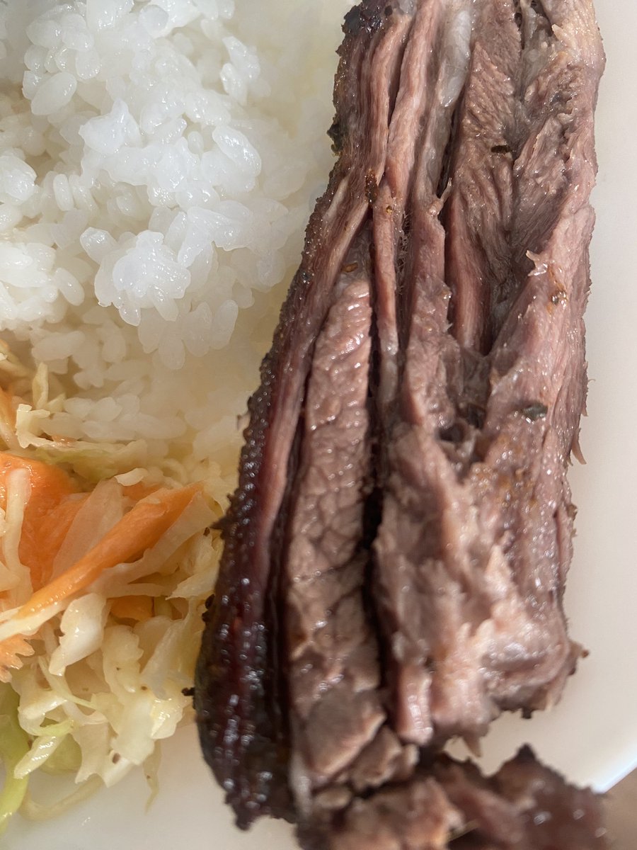 Hidden0_0's tweet image. Хүзүү шарсымаа. Өнөөдөр амталсан хүзүүгээ тугалган цаасанд ороож бгаад 3 цаг шарсан, яг гоё болж🫠. Бичлэгүүд дээр гардаг шарсан мах шиг...