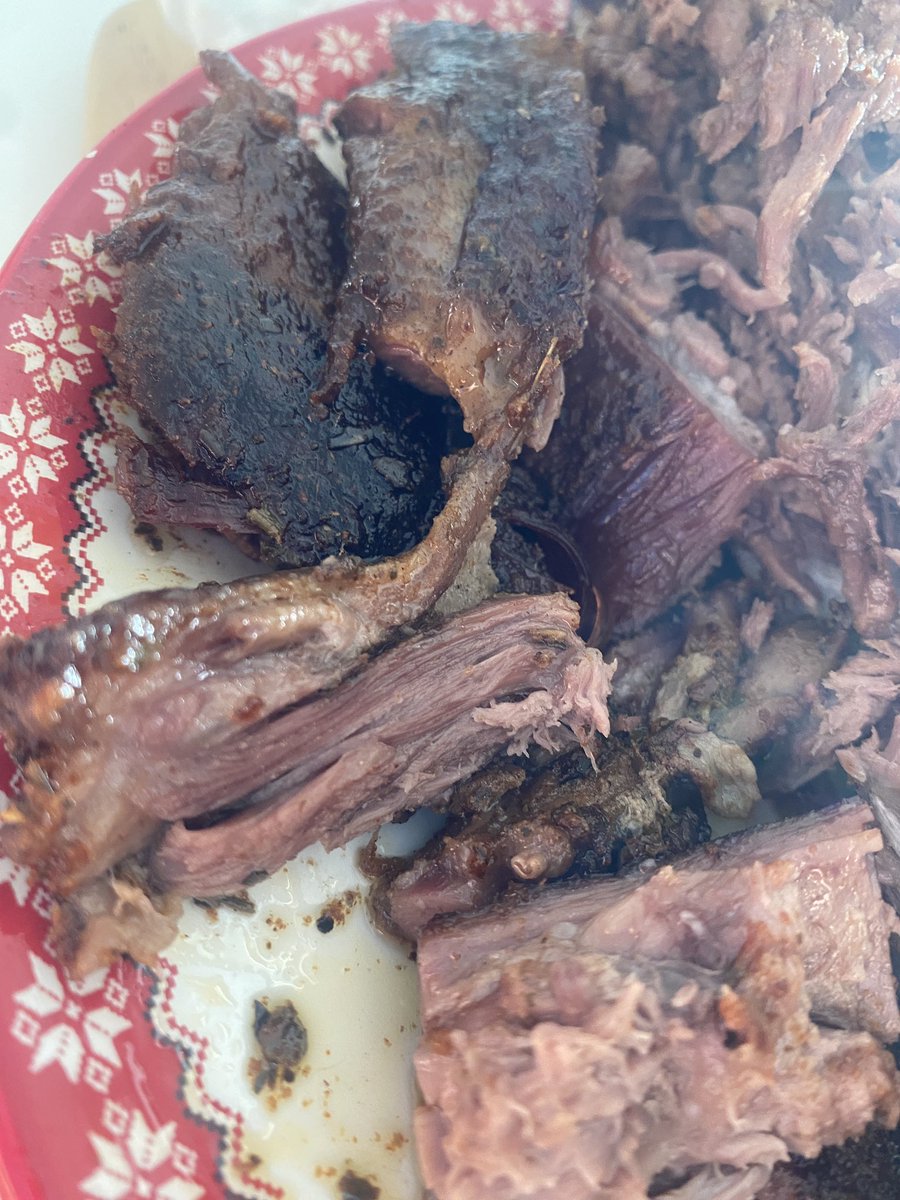 Hidden0_0's tweet image. Хүзүү шарсымаа. Өнөөдөр амталсан хүзүүгээ тугалган цаасанд ороож бгаад 3 цаг шарсан, яг гоё болж🫠. Бичлэгүүд дээр гардаг шарсан мах шиг...