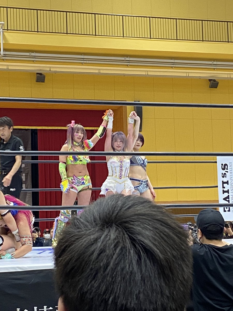takaomida's tweet photo. ㊗️たむちゃん安城凱旋㊗️
お渡し会で少しだけ話せた🥰
ひょっこりたむちゃん発見👀
紙テープ上手く投げれた🎉
旧コズエンの３人のコズエンダンスも見れたし大満足😁
たむちゃん、ウナギ、チャンミナ！
またいつの日か🫡
✡️Believe in Tam✡️

#スターダム
#中野たむ
#白川未奈
#ウナギ・サヤカ https://t.co/r85OIvb3by
