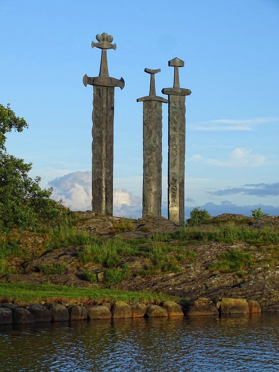 PropositoyVida's tweet image. Hilo de lugares surrealistas que (probablemente) no sabías que existían: 🧵

1. Sverd i fjell, Noruega