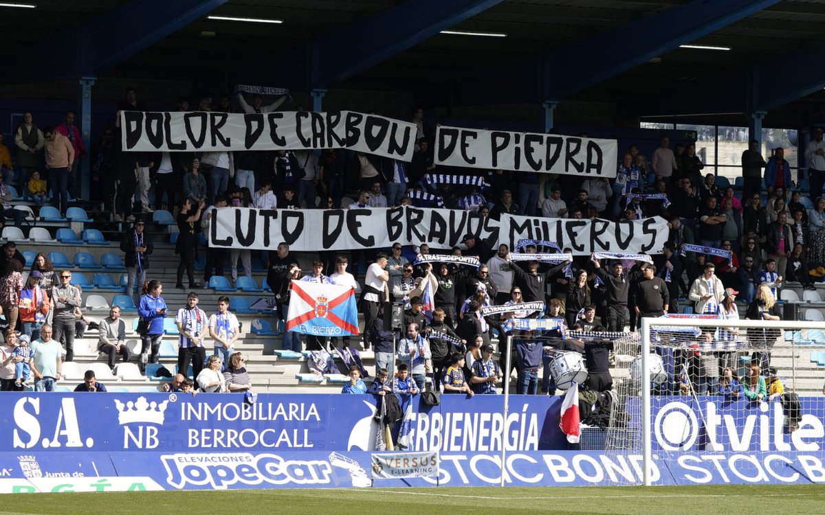 Antes del inicio del partido sonó el himno de los mineros para recordar a los cinco fallecidos en el accidente de Cerredo. Vaya en su memoria el homenaje de El Toralín y de todos los blanquiazules.
