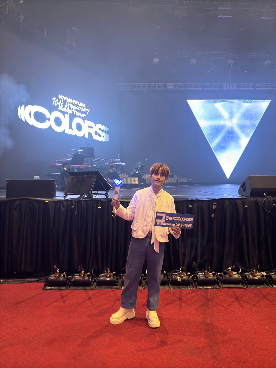 heypatchan's tweet photo. Will forever cherish this moment 💙✨
#KyuhyunCOLORSinManila https://t.co/Gt0X17ZqmW