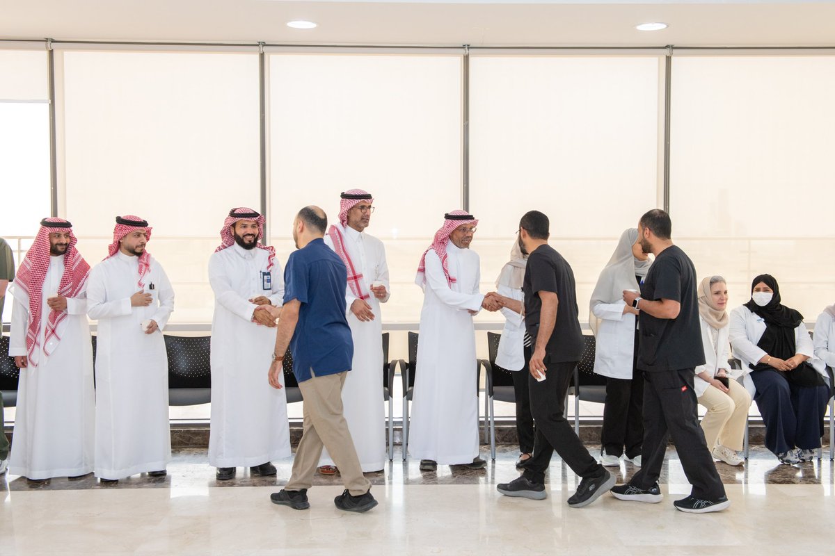 ksumedicalcity's tweet photo. #صور | 📸 

#المدينة_الطبية_الجامعية بجامعة الملك سعود تُشارك منسوبيها حفل المعايدة السنوي بمناسبة #عيد_الفطر_المبارك .

من حفل المعايدة بمستشفى طب الأسنان الجامعي.. https://t.co/ODm0LCxjSX