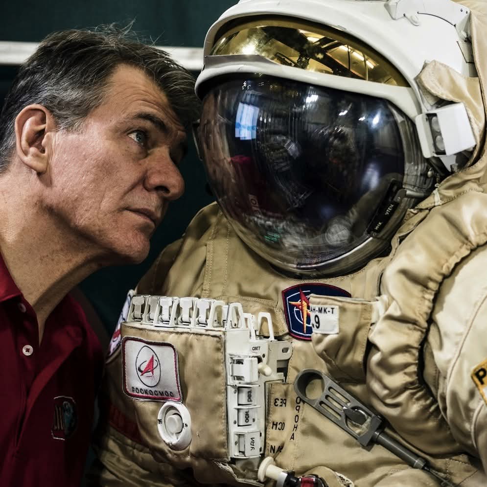 LKosmonautika's tweet image. 6/4/1957 nasce a #Milano, @astro_paolo . Maggiore del #ColMoschin, ha trascorso nello #spazio 313 giorni, 2 ore e 36 minuti, volando con lo #shuttle e con la #sojuz (STS-120, TMA-20 ed MS-05).
Gloria ai Conquistatori del Cosmo!