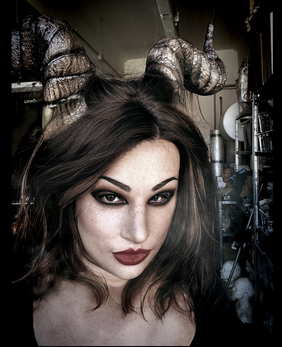 PatriziaMassili's tweet photo. This photo is fantastic: Taylor applied with wig and horns from the flocked mask they made for Beauty and the Beast. A mythological figure came out #creafx #horn #femalemask @CreaFx #customwig #beautyandbeast #specialfx https://t.co/hIqwg7gmOA