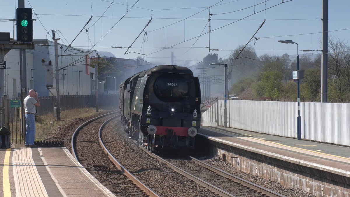 TheModsterX's tweet image. Isn&apos;t often you get back to back steam. Two in five minutes, 60532 Blue Peter and 34067 Tangmere through Penrith yesterday heading for Carlisle.