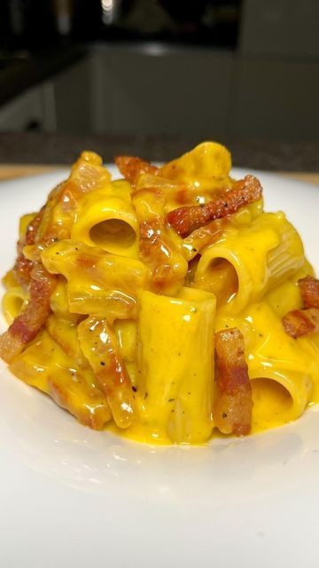 Le lasagne regalano gioie.
La carbonara non delude mai.
Pane e Nutella è amore.
Cercate la felicità nei carboidrati, non nelle persone #ventaglidiparole #CarbonaraDay