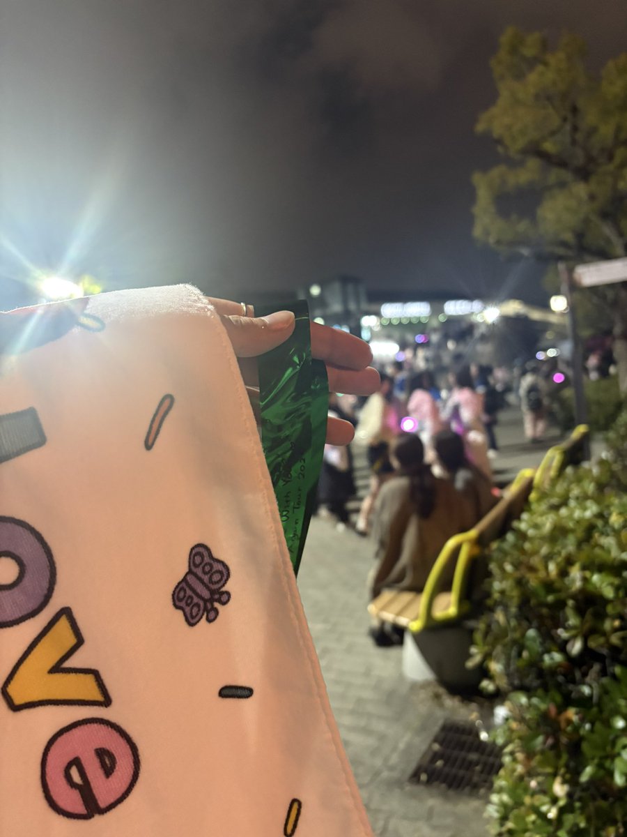 2000nacchi's tweet photo. 不躾なお願いにもかかわらず銀テ譲って頂きました…本当にありがとうございます…😭
スタンドに銀テの人権はありませんが、もしもよもし、私が万が一アリーナに降り立つことがあって、銀テを手に取ることがあれば、お譲り頂いた方の顔を思い出しながら私もお配りします。
本当にありがとうございました https://t.co/7OLAozaXvP