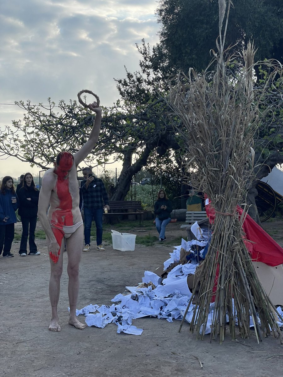 #Ototoi! Homenatge-antihomenatge radical a #XavierGiménezCasas. Jornada inoblidable, caminada i ballada, de teatre, accions artístiques, música, arròs amb carxofes i abraçades. Una romeria, un aplec, un ritual, un cant col·lectiu a la vida i al teatre. Ototoi! Ototoi! Ototoi!