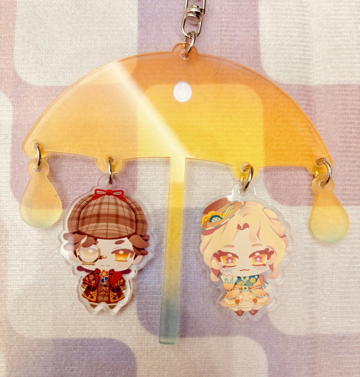 PluieMao's tweet photo. My keychain is homeeeee ~ the handle is kinda easy to break 🥲 #identityVイラスト #identityV #Novelist #orpheus #Journalist #Alicedeross https://t.co/1OyJAOXrMe