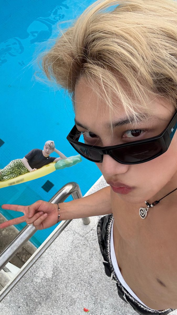 وای پاره شدمم 😭😭🤣🤣🤣
<a href="/weareoneEXO/">EXO</a>