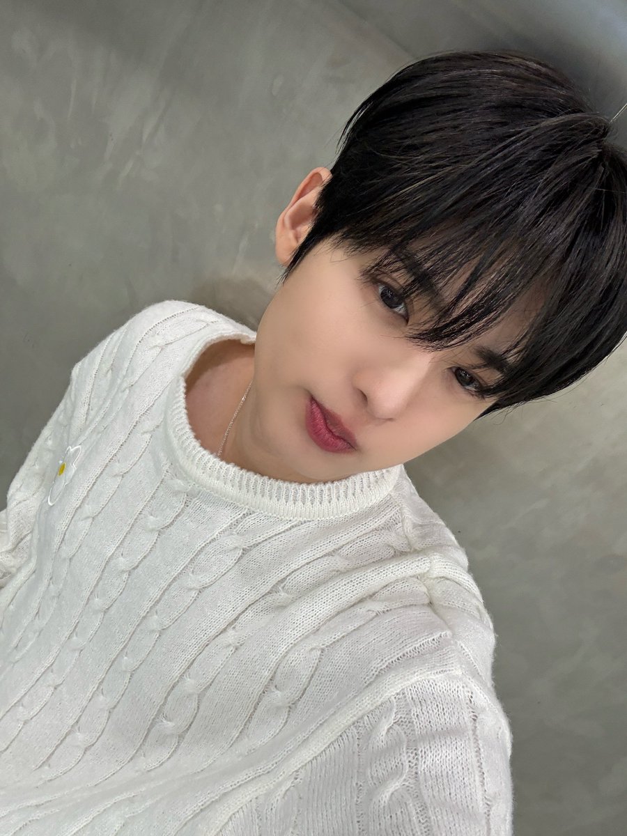 YOUNITE_twt's tweet photo. 유니즈 !! 날씨가 좋네요 행복한 하루 되세요~😀

#우노 #WOONO https://t.co/3U6AnWST8z