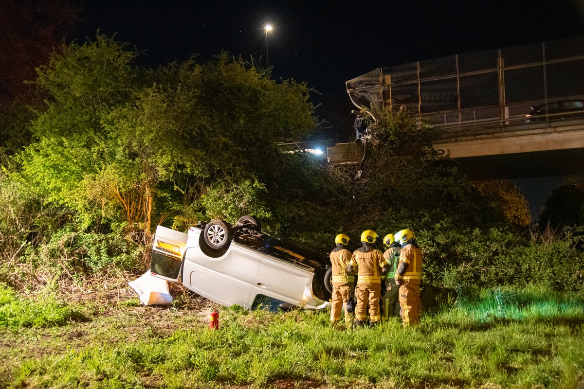 Beschonken man rijdt vrouw aan en crasht bij brug