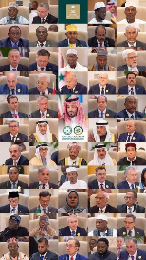 58 ہیجڑے تماشا دیکھ رہیں ہیں۔