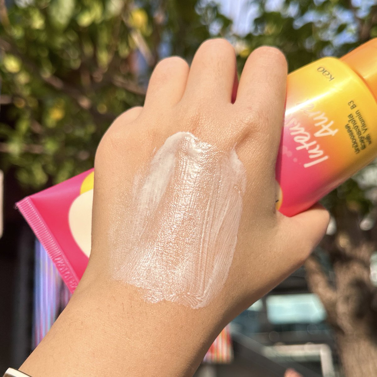 ถ้าให้พูดถึงกันแดดตัวที่ชอบ มอบมงให้เซรั่มกันแดด Biore สูตร Intensive Aura☀️✨
ยิ่งช่วงนี่ฝุ่นเยอะ ป้องกันทั้งมลภาวะ+แดดเลย อีกอย่างปรับผิวกระจ่างใส ดูมีออร่ามา
กก แถมเกลี่ยง่ายสบาย

#Biore #BioreUVBodySerum #กันแดดตัวจริง #เบาสบายไม่ทิ้งคราบเหลือง https://t.co/hkdBjc2j6n