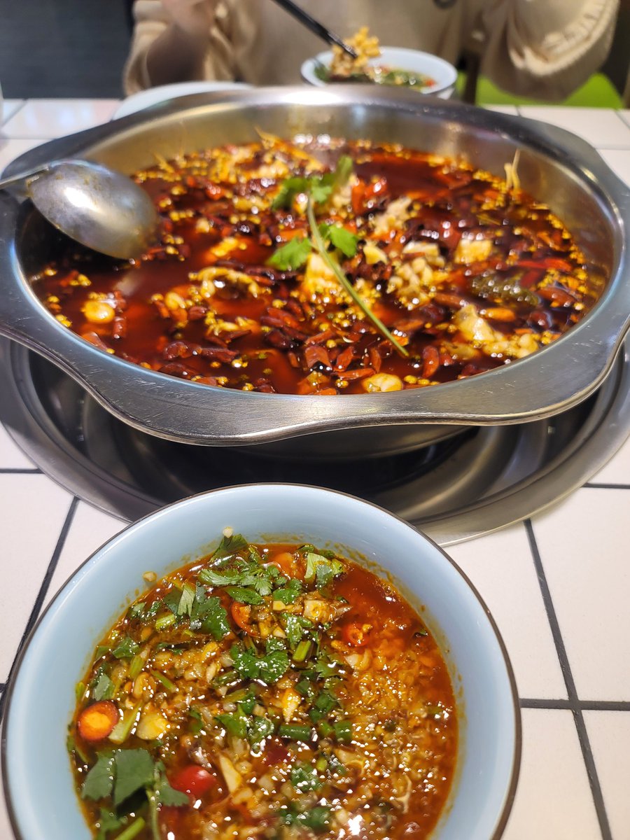 kfkd34's tweet photo. 想念成都的熊貓跟美食

（還有成都是真的好多帥姐姐 https://t.co/U4gT83eZkj