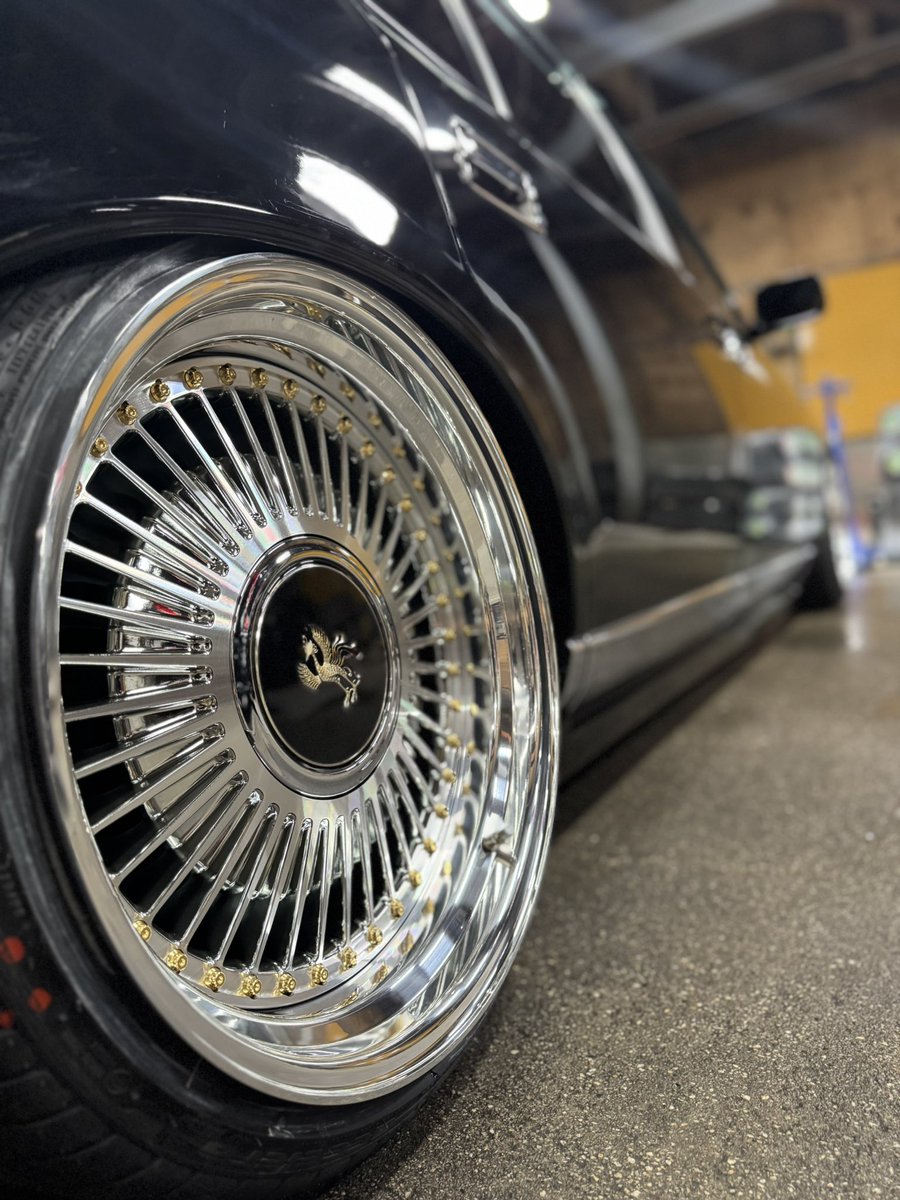 やべぇセンチュリー出来てしまった🔥

第二弾リメイクは、
ジャンクションフルエアロ、
純正ホイール3P加工
ワンオフマフラー4本出し
各部塗装板金

今回携わってくださった方本当にありがとうございました。
今回は長い事乗れそうだ😎