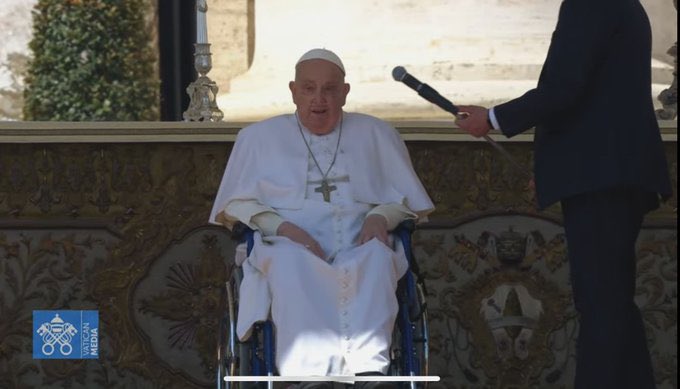 CesarMorenoH's tweet photo. Sorpresivamente hoy el papa Francisco reapareció en la Plaza De San Pedro para saludar a los fieles. Llegó en su silla de ruedas…. “Buen domingo a todos”, dijo el Santo Padre https://t.co/JdXiGD6t74