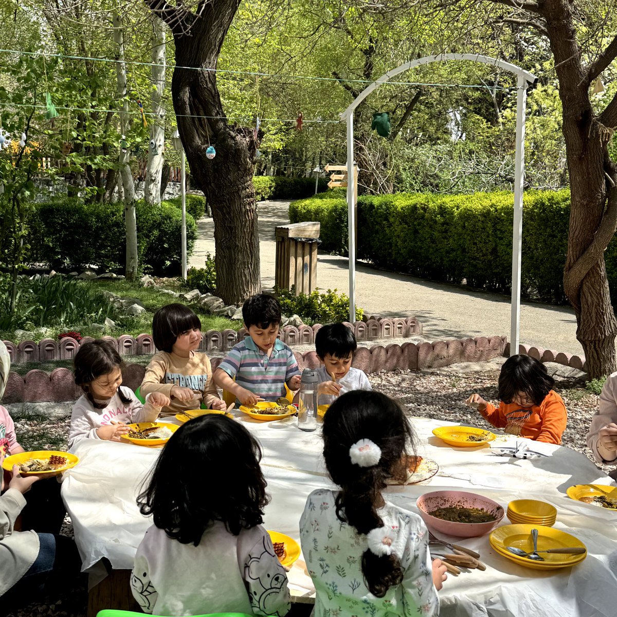 hayatgroup__ir's tweet image. حیاط با صدای بچه‌هاست که قشنگه. دلمون براشون تنگ شده بود...🥲