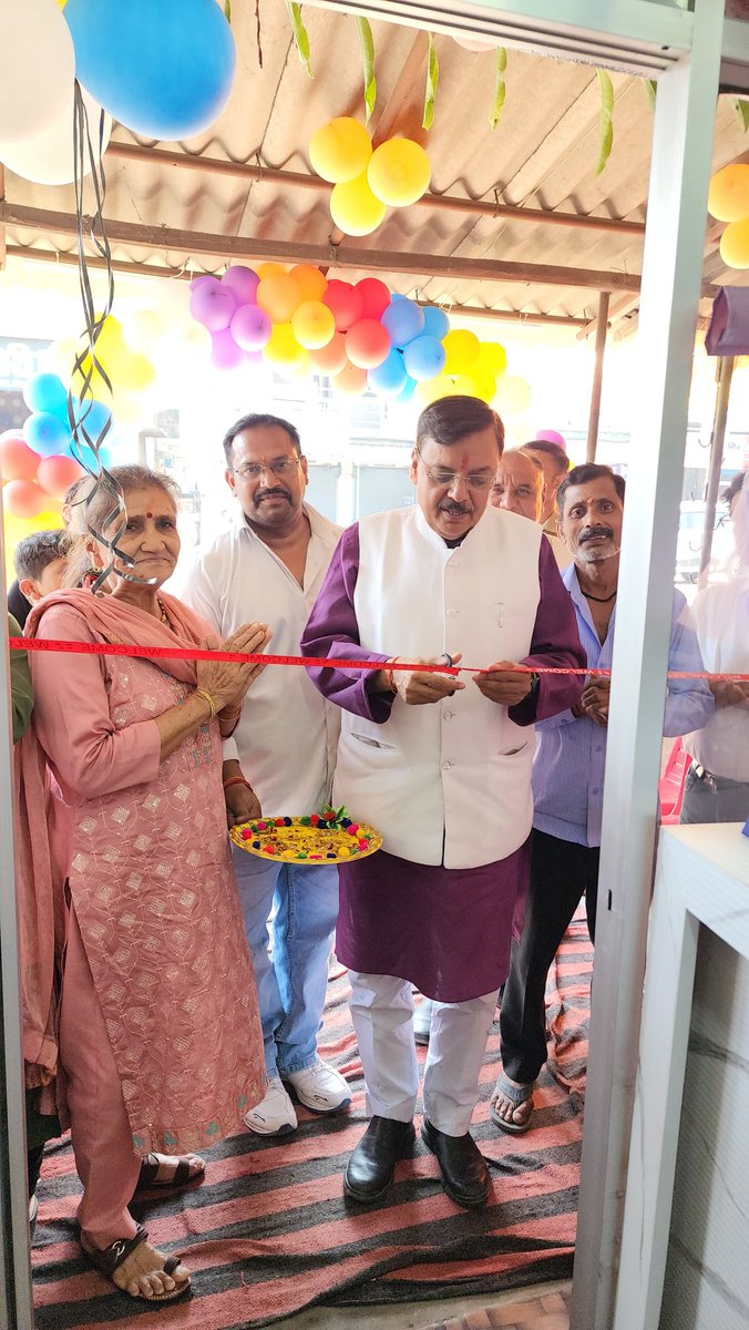 RsRajeshShukla's tweet image. आज दिनेशपुर के मुख्य चौराहे पर प्रिय मित्र श्री राम शर्मा जी के नए प्रतिष्ठान &apos;लिटिल नखराज किड्स वियर&apos; शोरूम का फीता काटकर शुभारंभ किया। इस नए उद्यम के लिए उन्हें हार्दिक शुभकामनाएं।
#rajeshshukla #bjp #bjputtarakhand