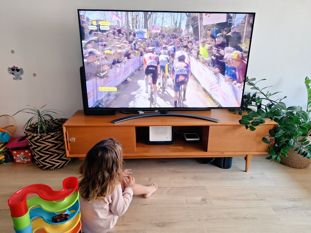 Soy partidario de aplicar en la medida de lo posible la política de "pantallas cero" con mi hija...pero es que estamos hablando del Oude Kwaremont!
🇧🇪#RVV25