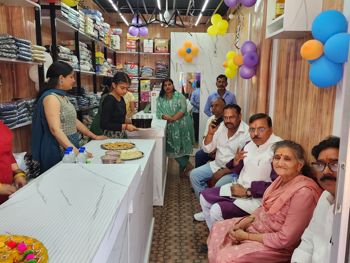 RsRajeshShukla's tweet image. आज दिनेशपुर के मुख्य चौराहे पर प्रिय मित्र श्री राम शर्मा जी के नए प्रतिष्ठान &apos;लिटिल नखराज किड्स वियर&apos; शोरूम का फीता काटकर शुभारंभ किया। इस नए उद्यम के लिए उन्हें हार्दिक शुभकामनाएं।
#rajeshshukla #bjp #bjputtarakhand