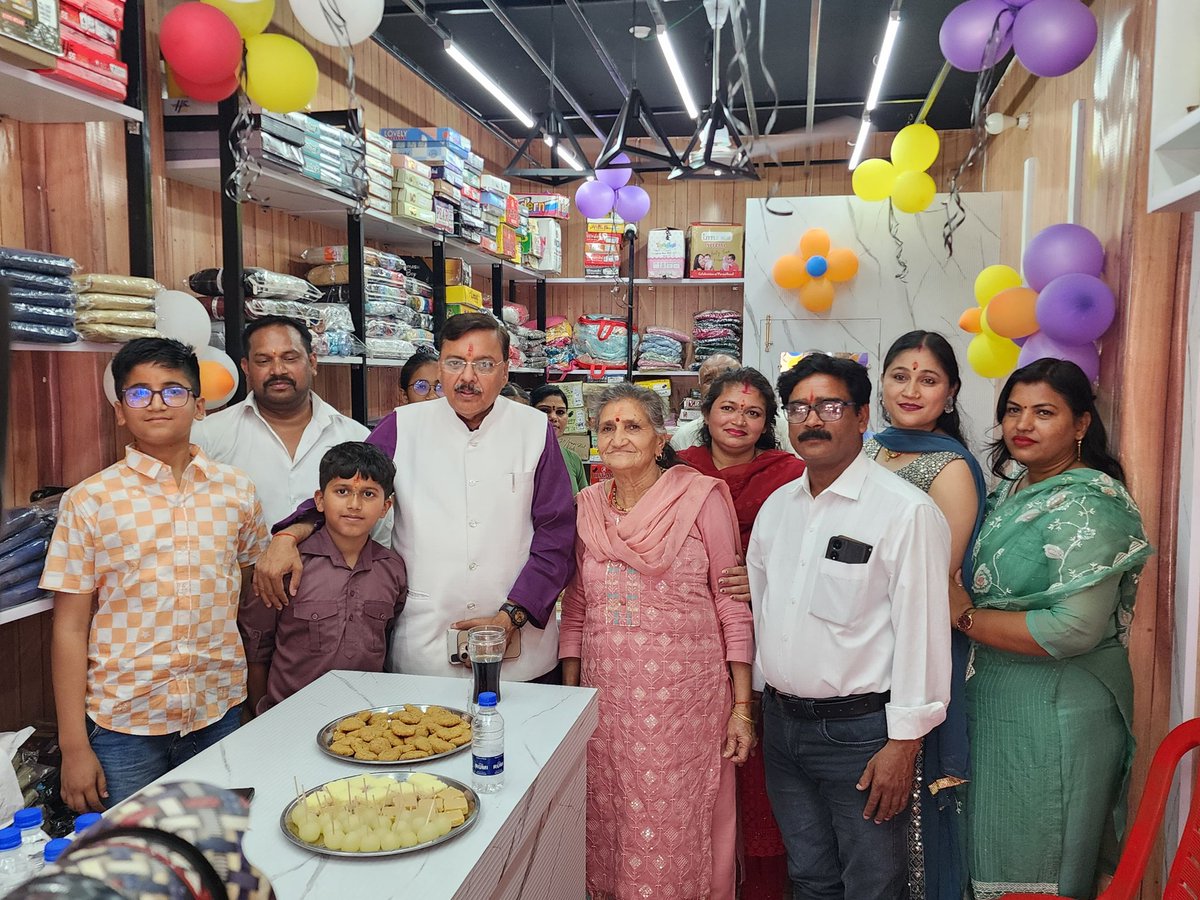 RsRajeshShukla's tweet image. आज दिनेशपुर के मुख्य चौराहे पर प्रिय मित्र श्री राम शर्मा जी के नए प्रतिष्ठान &apos;लिटिल नखराज किड्स वियर&apos; शोरूम का फीता काटकर शुभारंभ किया। इस नए उद्यम के लिए उन्हें हार्दिक शुभकामनाएं।
#rajeshshukla #bjp #bjputtarakhand