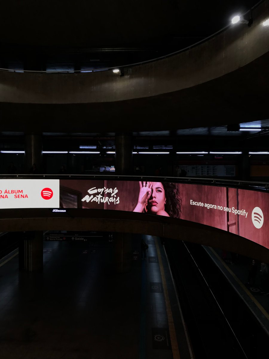 🚨A DIVULGAÇÃO PESADÍSSIMA! Telões de Coisas Naturais são vistos na estação da sé, divulgando o novo álbum de Marina sena!