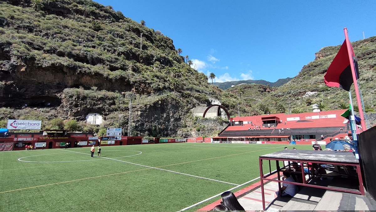 somdelhospi's tweet photo. M'agrada complir les amenaces...
#Saludos des del Silvestre Carrillo! Quina autèntica joia, per favor. No sé ni per on començar, però ens espera un @CDMensajero - @EstrellaCF de #3RFEF12. A gaudir 👌
#TheCatalanGroundhopper #groundhopping https://t.co/AysM5xullJ