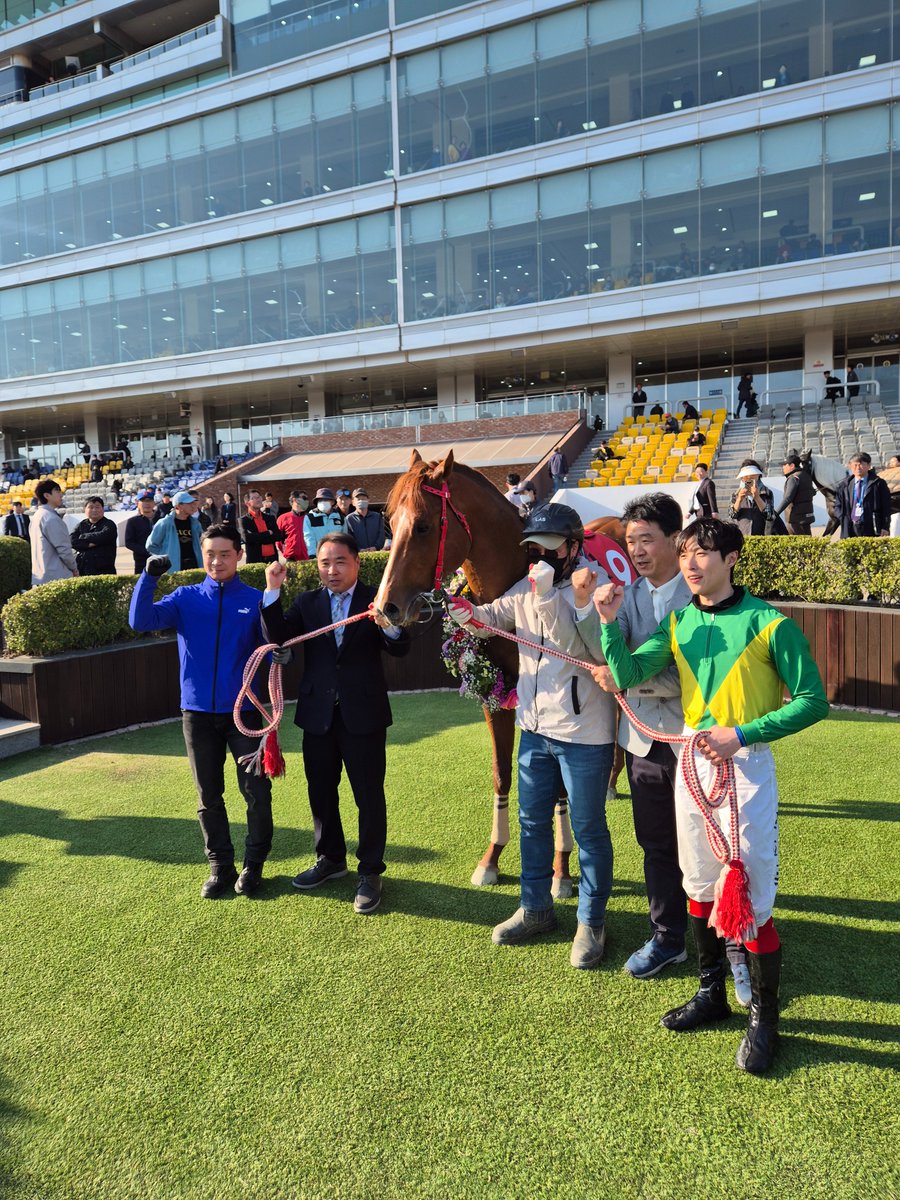 knI6ewje2Rl3RGw's tweet photo. KRA Cup Mile(1600m, G2) chpion, Oasis Blue (Sire : #Uncaptured)

#韓国競馬 #海外競馬 #오아시스블루 

@tooru_naka
@tetrarch1911
@KingHalosuki
@Hartley_026
@tafutafuke_ba
@OMNISLASH4749
@NanyoOborozuki
@Kaoru3052
@korearacing
@Soumamehaku
@DRFLivingston 
@Nicole__Meiner https://t.co/uJfwEX8F7Q