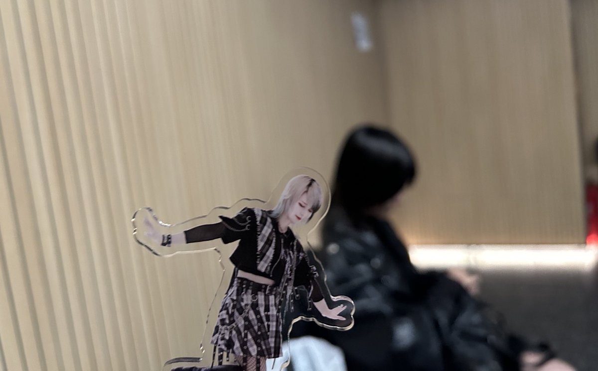 あっちが本物のえるちゃんで君はアクリルのえるちゃんなんだよえるちゃん！