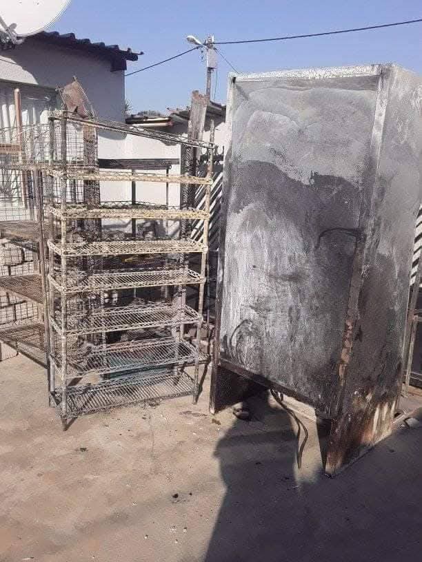 Patriot_S_A's tweet image. This South African Patriot opened a spaza shop, but nationals from Pakistan and Bangladesh demanded he shut it down, claiming it was their territory. Eventually, they burned down his spaza shop. 💔💔💔💔😭😭😭🚮🚮🚮  #Abahambe