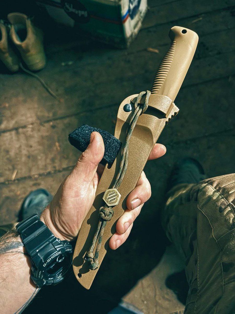 Іменна холодна зброя - внутрішня нагорода Nашої Третьої штурмової. Бійці отримують її лише за особливі заслуги під час виконання бойових завдань.

Ніж, як і меч в давні часи, є сакральним атрибутом воїнів. Зброя доступна лише по-справжньому вільним людям, а не спліпим рабам долі