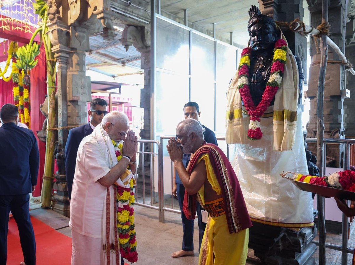 narendramodi's tweet image. ராமேஸ்வரத்தில் உள்ள ஸ்ரீ அருள்மிகு ராமநாதசுவாமி கோயிலில் பிரார்த்தனை செய்தேன்.