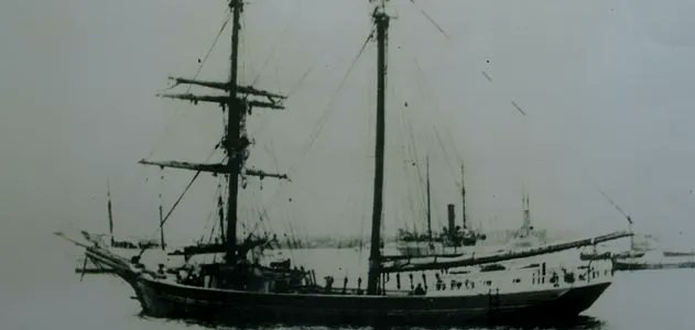 MysteryDive_'s tweet photo. Theories swirl like ocean fog: an explosion from alcohol fumes, pirates, or even mutiny. Yet, the ship's valuables stayed untouched. Could supernatural forces be at play here? 👻🔍 #MaryCelesteMystery @SmithsonianMag (2/3) https://t.co/c9PZHbei8P