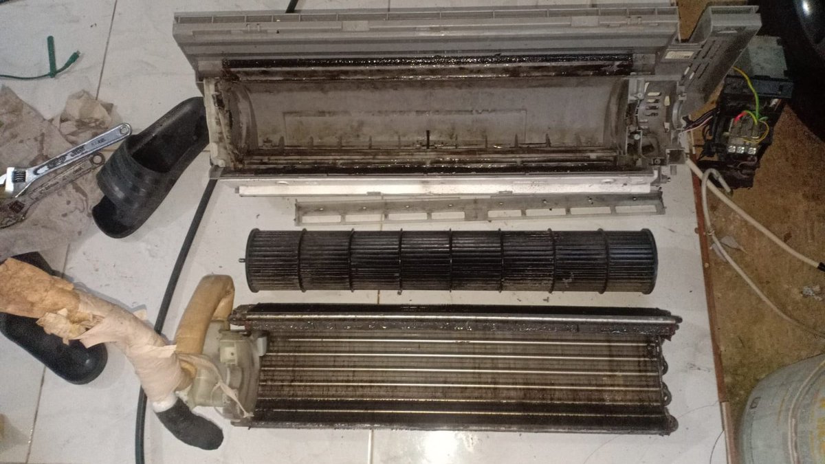 pjteknik's tweet image. Cuci besar membuat kinerja AC kembali maksimal, mencegah dan memperbaiki kebocoran AC.
#ServisAC #ServiceAC #TukangAC

@pundingin @zharki2018
Before                           After