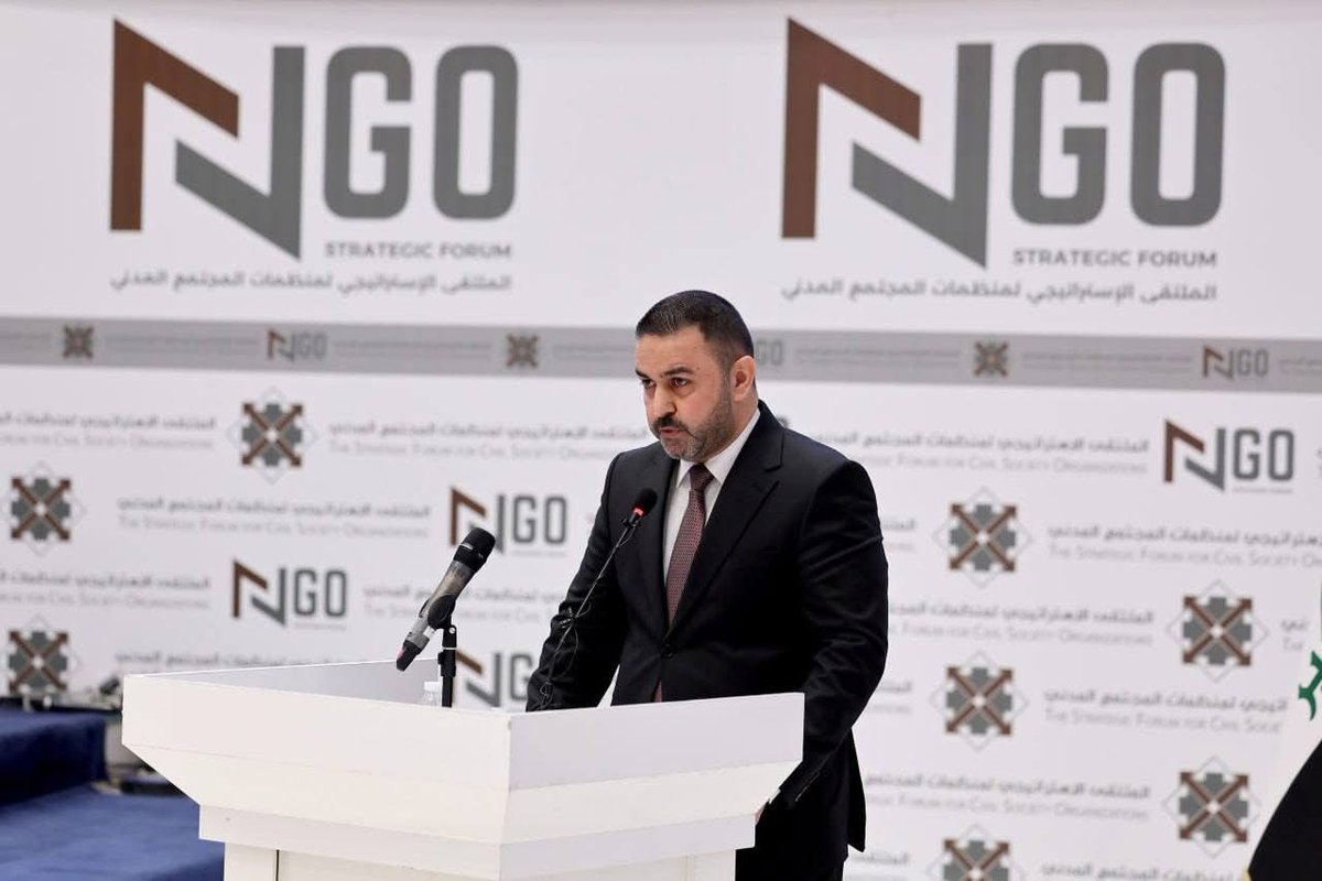 Strategic_SFP's tweet photo. كلمة نائب امين عام مجلس الوزراء الدكتور عثمان الجحيشي في الملتقى الاستراتيجي لمنظمات المجتمع المدني الذي عقدته المؤسسة الاستراتيجية للسياسات العامة بالشراكة مع تيار الحكمة الوطني، وبرعاية الأمانة العامة لمجلس الوزراء، وبالتعاون مع 50 منظمة عراقية وأجنبية :

تحية طيبة..

 يطيب لنا وبكل سرور نحن كأمانة عامة لمجلس الوزراء أن نرعى وندعم ونشارك في هذا الملتقى المبارك والمهم لمنظمات المجتمع المدني.

 إن بناء المجتمع القوي مقدمة ضرورية لبناء دولة قوية في التجارب الديمقراطية المتقدمة، حيث تنبثق الدولة ومؤسساتها من إرادة شعبية جماعية حرة. فكلما قوي المجتمع وتماسك ضمن هذه الثقافة الحرة، كلما كانت مؤسساته أكثر قوة وفعالية، والعكس صحيح، فكلما كانت مؤسسات الدولة منعزلة عن المجتمع ومنغلقة على نفسها، كانت أكثر عرضة للاستهداف والضعف والرشاشة. وانطلاقًا من هذا الفهم، فإن تقوية المجتمع وتنظيمه وصون حرياته وتعزيز نضوجه وقدرته على الاختبار والمشاركة في صنع القرار واحترام أدواره وواجباته، تمثل مقدمات أساسية ومبادئ ضرورية للنهوض بالدولة ومؤسساتها. ولا بد من الالتزام بمبدأ التوازن بين العلاقة، فإذا اختل التوازن لصالح المؤسسات الرسمية، فسوف نكون عرضة لمخاطر الاستبداد، وإذا اختل التوازن لصالح الجماعات، فسنكون عرضة للفوضى. والحل يكمن في العلاقة المتوازنة القائمة على أساس القانون والتعاون المشترك لتحصين البلاد من الاستبداد والفوضى، وندفع بها إلى التعاون والمشاركة والتقاسم في الأدوار والإلهام والمساحات.

 هنالك ما يقارب (٧) آلاف منظمة غير حكومية مسجلة رسميًا، من بينها (١٨٦) منظمة أجنبية تعمل على تغطية أغلب الأنشطة والفعاليات الاجتماعية.

 تلعب المنظمات أدوارًا حيوية في تطوير وتنمية المجتمعات من خلال تقديم خدمات وبرامج تلبي احتياجات الفرد والمجتمع، بالإضافة إلى تعزيز المشاركة المدنية، وتحفيز التغيير الاجتماعي، وتمكين الأفراد من المشاركة في صنع القرار والمشاركة في الحياة السياسية والاجتماعية، إضافة إلى تقديم المساعدات الإنسانية لضحايا الحروب وأعمال العنف، وتوفير الدعم القانوني للفئات المهمشة والمستضعفة، ونشر وترسيخ مبادئ السلام، والتعايش السلمي، وثقافة حقوق الإنسان، والمساواة في النوع الاجتماعي، وتمكين المرأة، ومكافحة الفساد والمخدرات، ومراقبة الانتخابات البرلمانية ومجالس المحافظات وغيرها من المواضيع والأدوار المهمة، رغم التحديات والصعاب التي تواجه هذه المنظمات.

 كذلك، فإن منظمات المجتمع المدني تعتبر بيئة مثالية لانتاج قيادات اجتماعية شابة وواعية من الرجال والنساء، والذين سيكون لهم تأثير ملموس في الخدمة العامة، سواء عن طريق تمثيل الشعب في المؤسسات التشريعية، أو استلام المواقع الحكومية، لأنهم يتمتعون بالعمل في هذه المنظمات، وبالروح العالية التي يحملونها، والمسؤولية الاجتماعية التي يتبنونها، وسيكونون قادرين على إنتاج برامج حقيقية وفعالة متى ما أتيحت لهم الفرصة.

 بالمنظمات المجتمعية الفاعلة ذات المبادئ والأهداف النبيلة، تبنى المجتمعات، وتقوى الأمة، وتقوى الدولة، وتتم تنشئة الأجيال على الهوية الوطنية ضمن مبدأ الحقوق والواجبات.

نحن في الأمانة العامة لمجلس الوزراء ومن خلال دائرة المنظمات غير الحكومية، قلوبنا مفتوحة قبل أبوابنا للدعم والإسناد وتنظيم عمل هذه المنظمات. وهناك بعض الإضافات والتعديلات تكمن في قانون هذه المنظمات، ونعمل بالتنسيق مع مجلس النواب الموقر لإقرارها والتصويت عليها بما يخدم عمل هذه المنظمات ويصب في مصلحة عراقنا الحبيب.

والسلام عليكم ورحمة الله وبركاته.