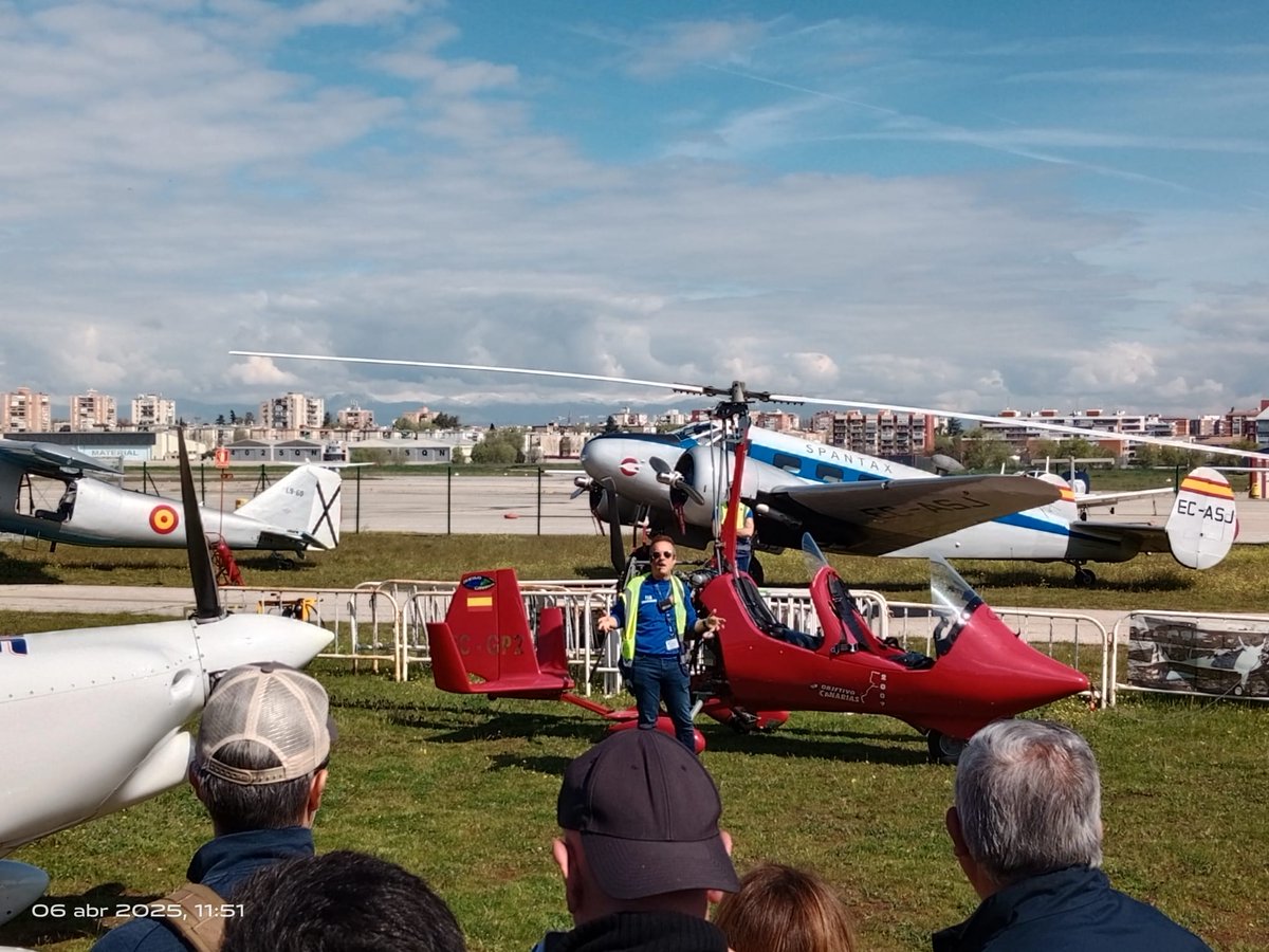 JoseM_SGP's tweet photo. ¿Estáis viendo el autogiro en la @FIOtuit? ¡Ese autogiro y su piloto son los protagonistas de uno de los capítulos! Aún estamos en #racefest, justo en la puerta de la exhibición. Aún podéis venir a por un ejemplar y comprarlo firmado.¿Otra opción? ¡Online! https://t.co/prc9gci2p1 https://t.co/1LwS5wUdOT