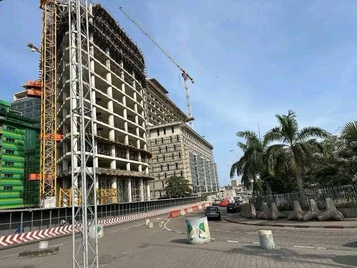 date_africa's tweet photo. 🇨🇮Côte d'Ivoire : Le projet du siège du Conseil café-cacao consiste en une tour de 25 étages (100 mètres de hauteur) et un amphithéâtre de 4 000 m², avec un design inspiré de la fève de cacao. 

#utdainfo #tour_café_cacao #utdaabidjan #utdacôte_d_ivoire https://t.co/om3YrHg5Py